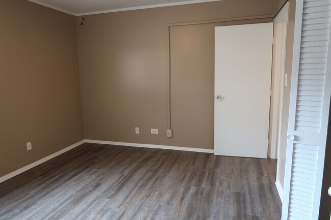 Building Photo - Very spacious condo on Lake Avenue! Lake Terrace #4 3bed/1bath $1650 per month includes assigned ...