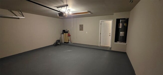 Building Photo - 204 Quail Hollow Dr