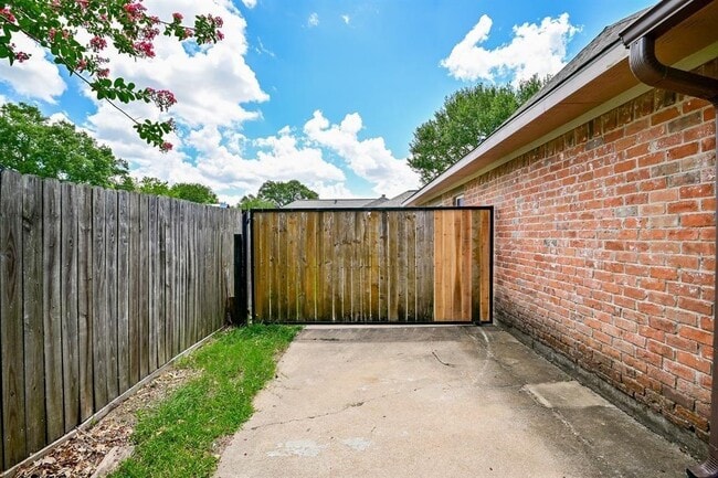 Building Photo - 11622 1 Token Dr