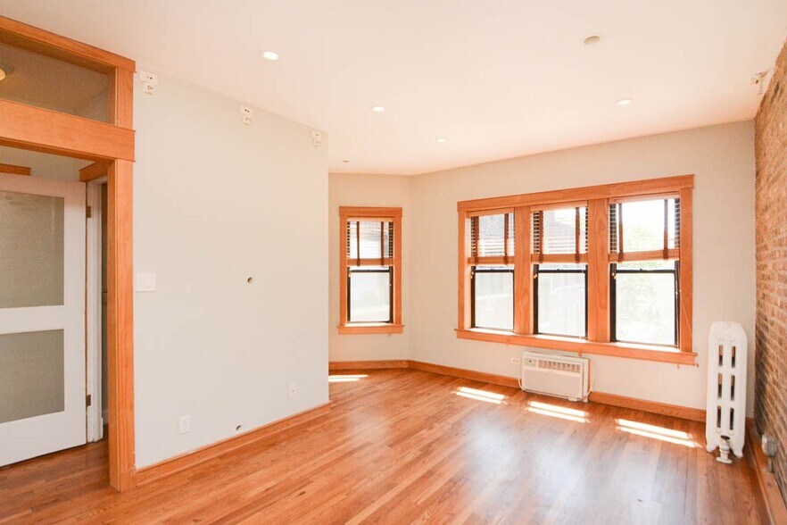 Building Photo - 726 W Addison St