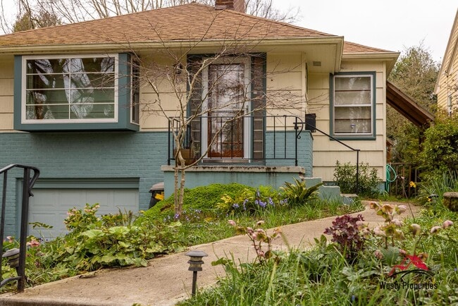 Building Photo - 3205 NE Davis St