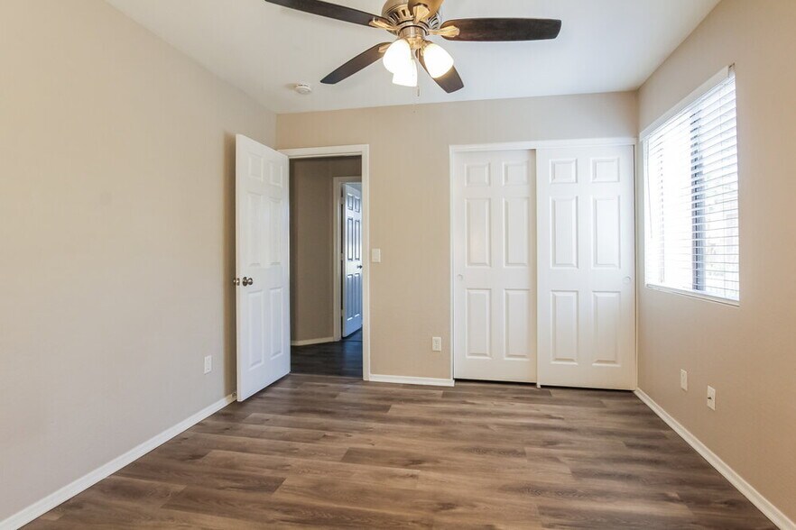 Building Photo - 12529 W Santa Fe Ln