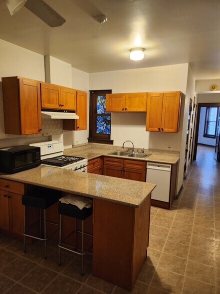 Building Photo - 3232 S Union Ave