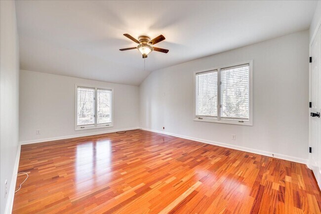Building Photo - River Hills: 3 BR with 2 Full & 2 Half Baths