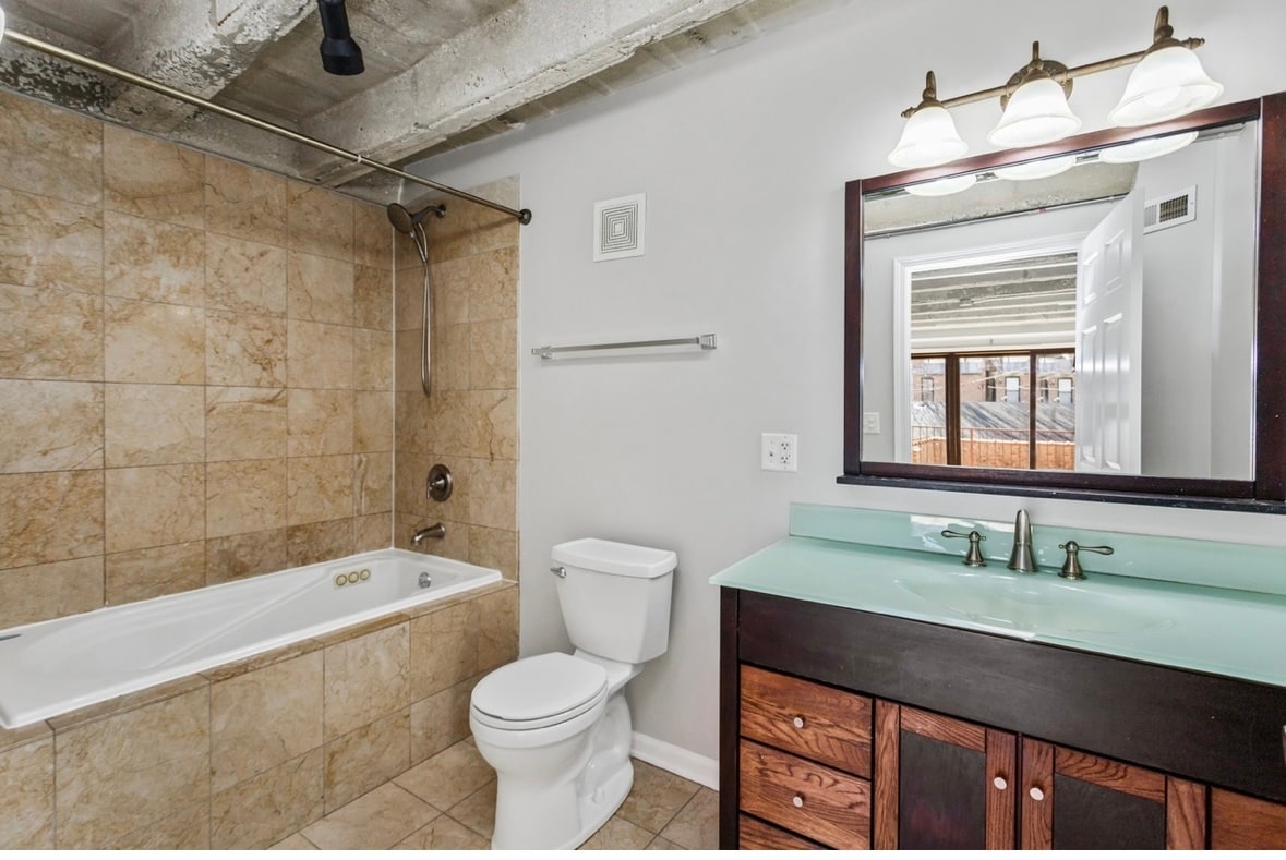 Building Photo - 809 E 40th St