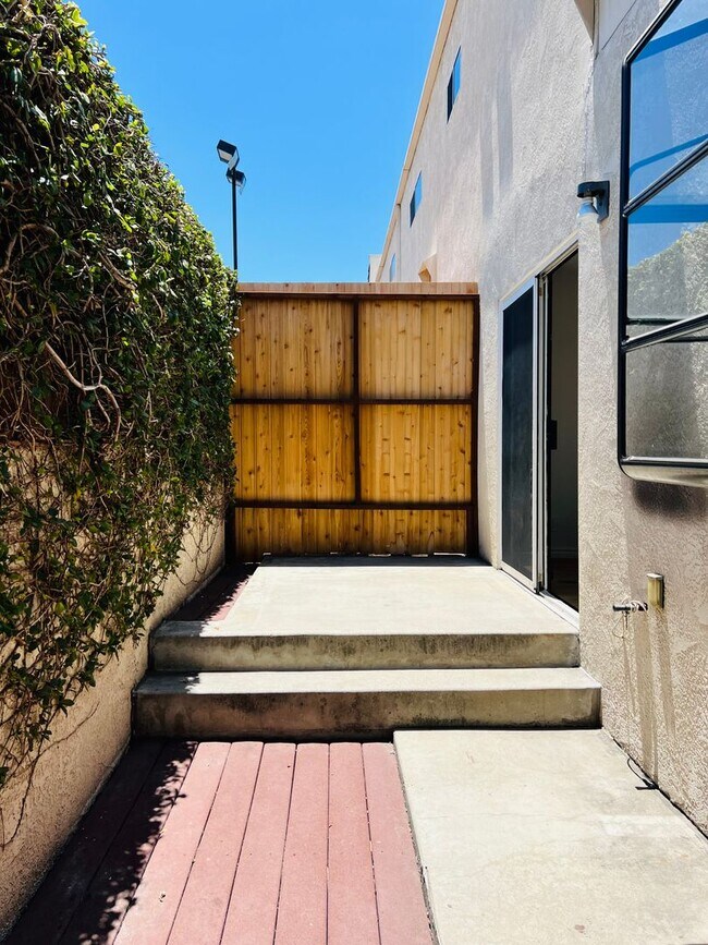 Building Photo - 1171 Stanford St