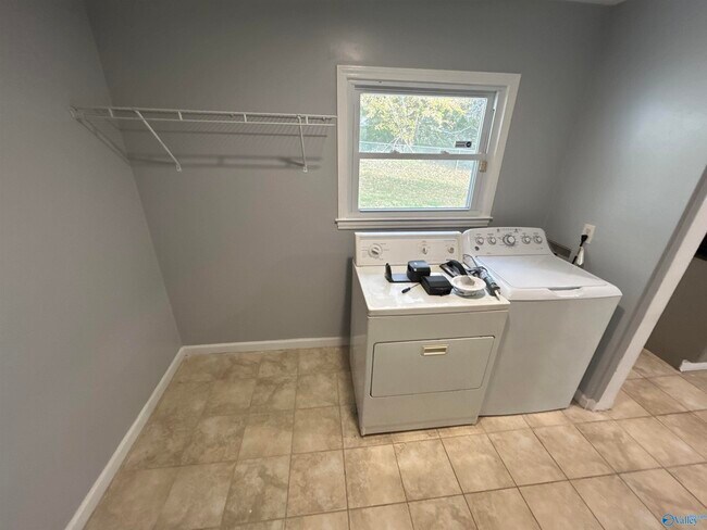 Building Photo - 6202 Valley Park Dr NW