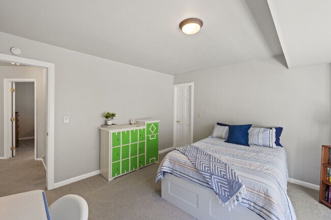 Building Photo - Spacious 6-Bedroom Broadmoor Rental with M...