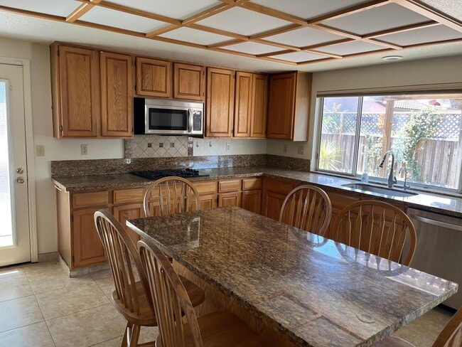 Building Photo - 9240 Foxwood Dr