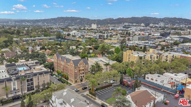 Building Photo - 607 N Rossmore Ave