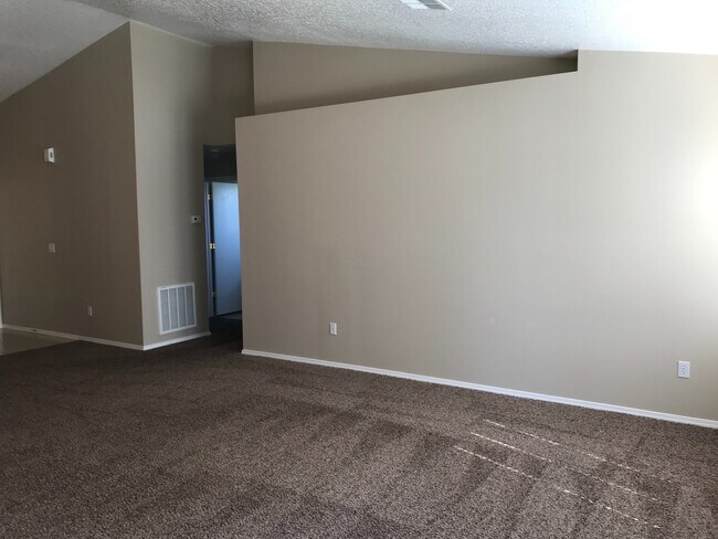 Building Photo - 3 bed/ 2 bath... 2 car garage... Single Level...In the Meadowbrook Subdivision.