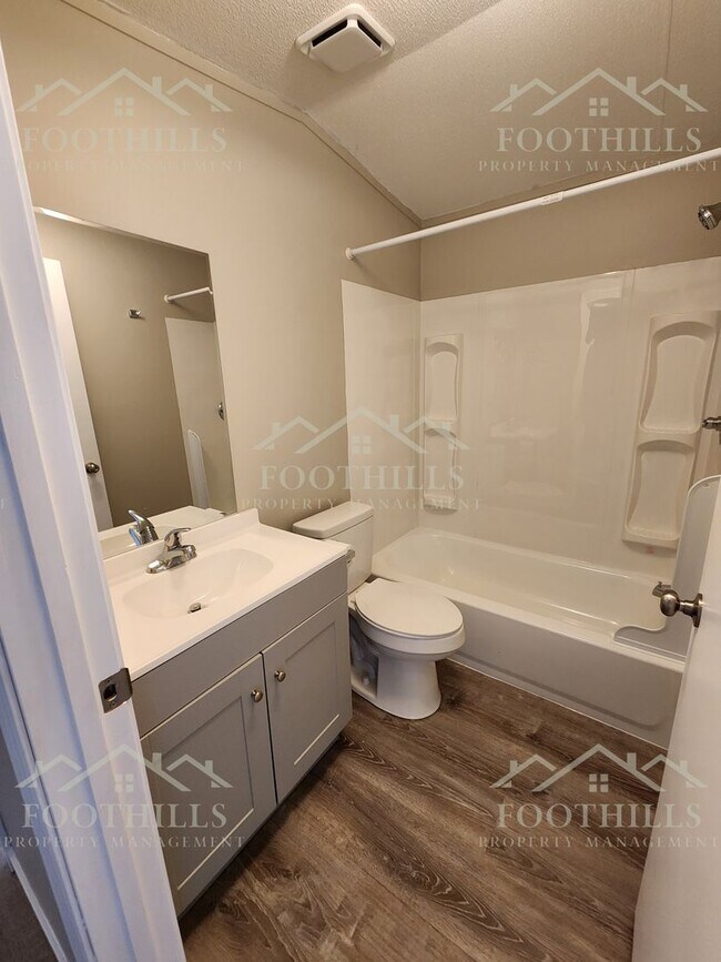 Building Photo - 3 Bedroom, 2 Bath Home Near Portman Marina...