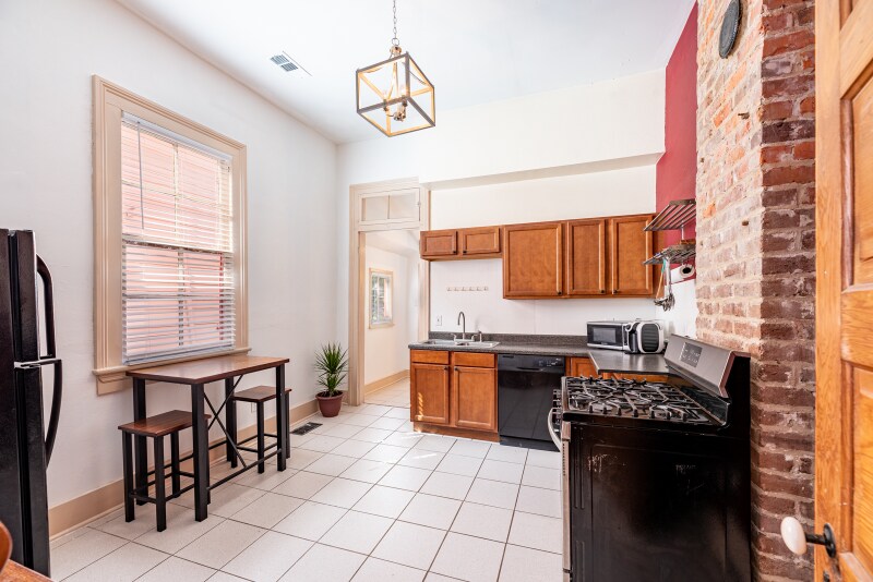 Building Photo - 2826 Banks St