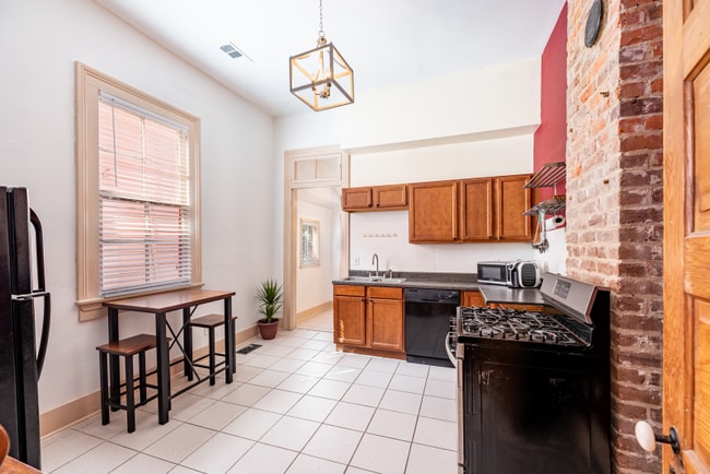 Building Photo - 2824 Banks St