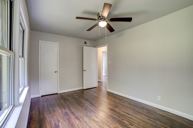 Building Photo - 1618 S Ash Pl