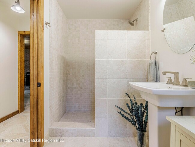 Building Photo - 10 Purdy Hollow Rd