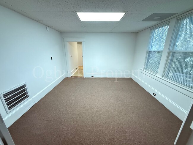 Building Photo - 124 Taylor St SW