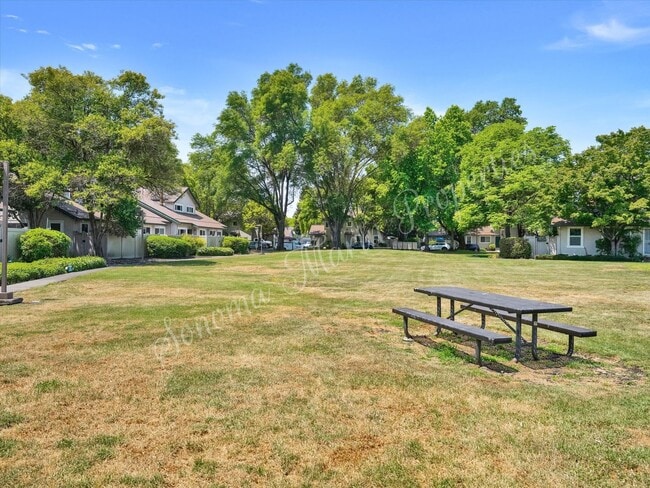 Building Photo - 2 Bedroom 1.5 Bath 2 Car Garage Includes W...