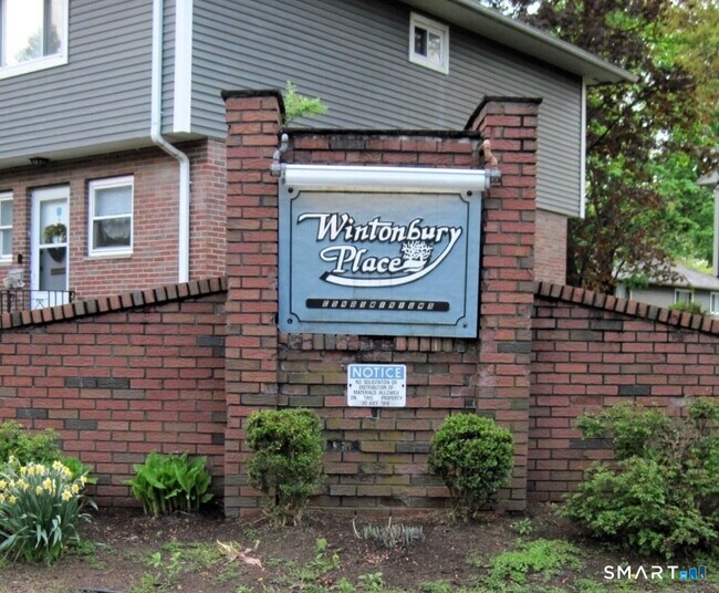 Building Photo - 11 Camelot Dr