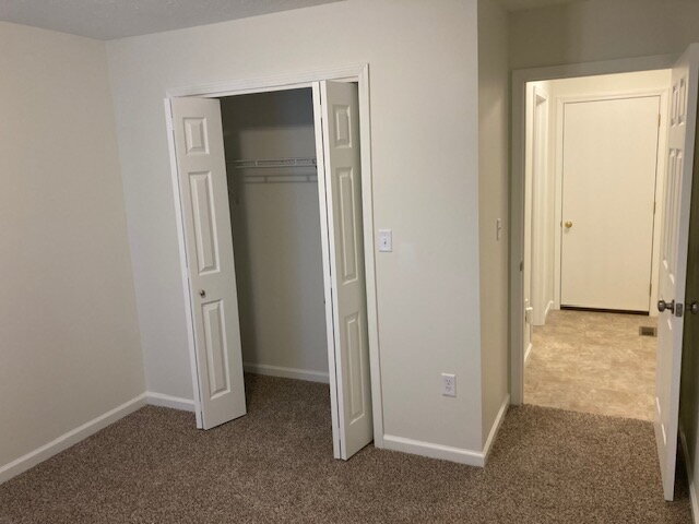 Building Photo - Single Level 2 Bed Apartment with Garage