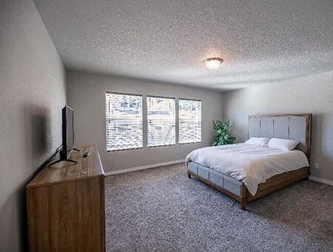 Building Photo - $2600 - 3BR/2.5BA Charming fully furnished...