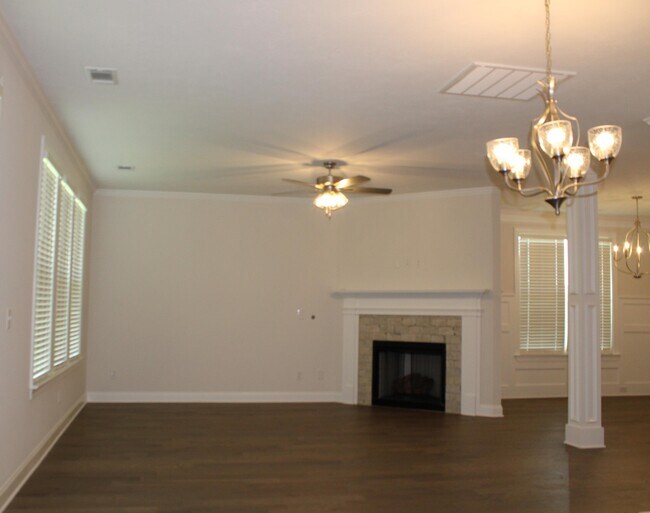 Building Photo - 846 Lillian Pk Dr