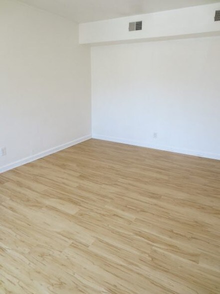 Building Photo - 5712 Phillips Ave