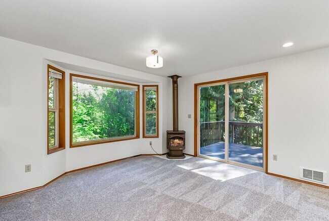 Building Photo - Home on Acreage with Mountain views