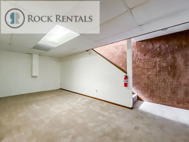 Building Photo - 2 Bed 2 Bath Duplex with Full Basement