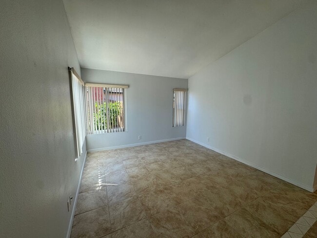 Building Photo - 4 bedroom - 2 Bathroom