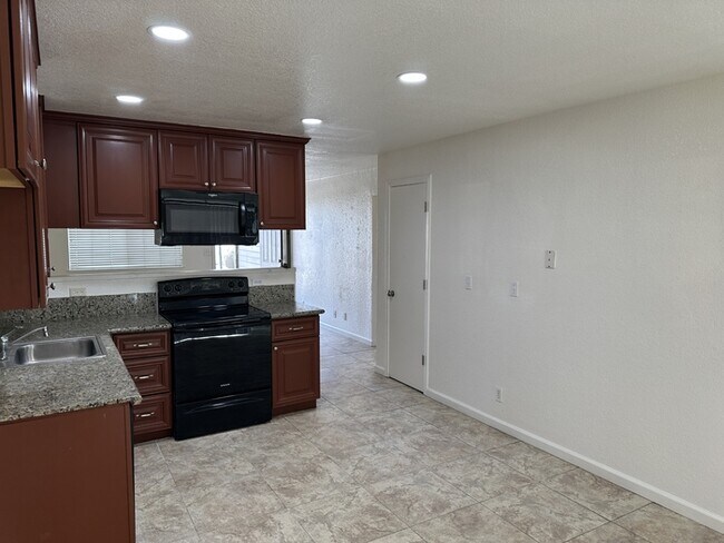 Building Photo - Riverbank 3 Bedroom 2 Bath Fourplex with Garage