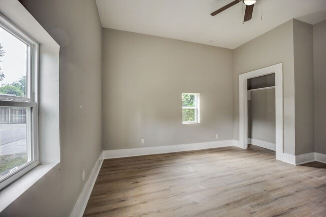 Building Photo - Freshly Updated 2 Bedroom House