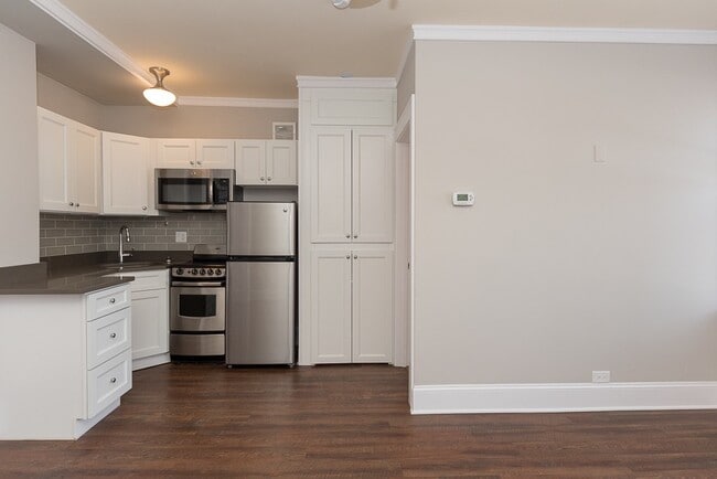 Building Photo - 817 W Lakeside Pl