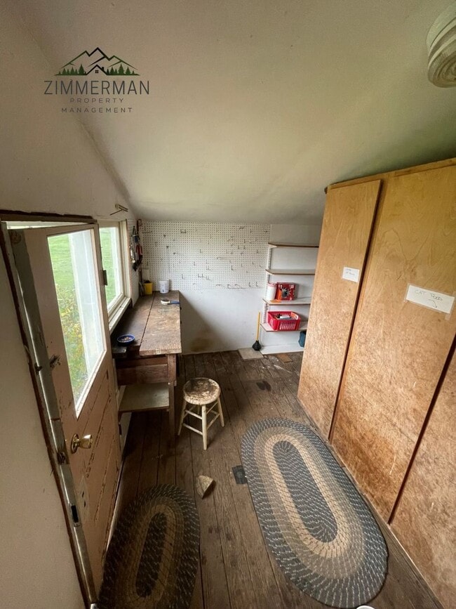 Building Photo - Adorable Updated Farmhouse in Creswell, OR