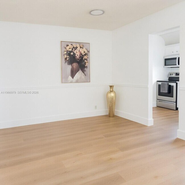 Building Photo - 17021 N Bay Rd