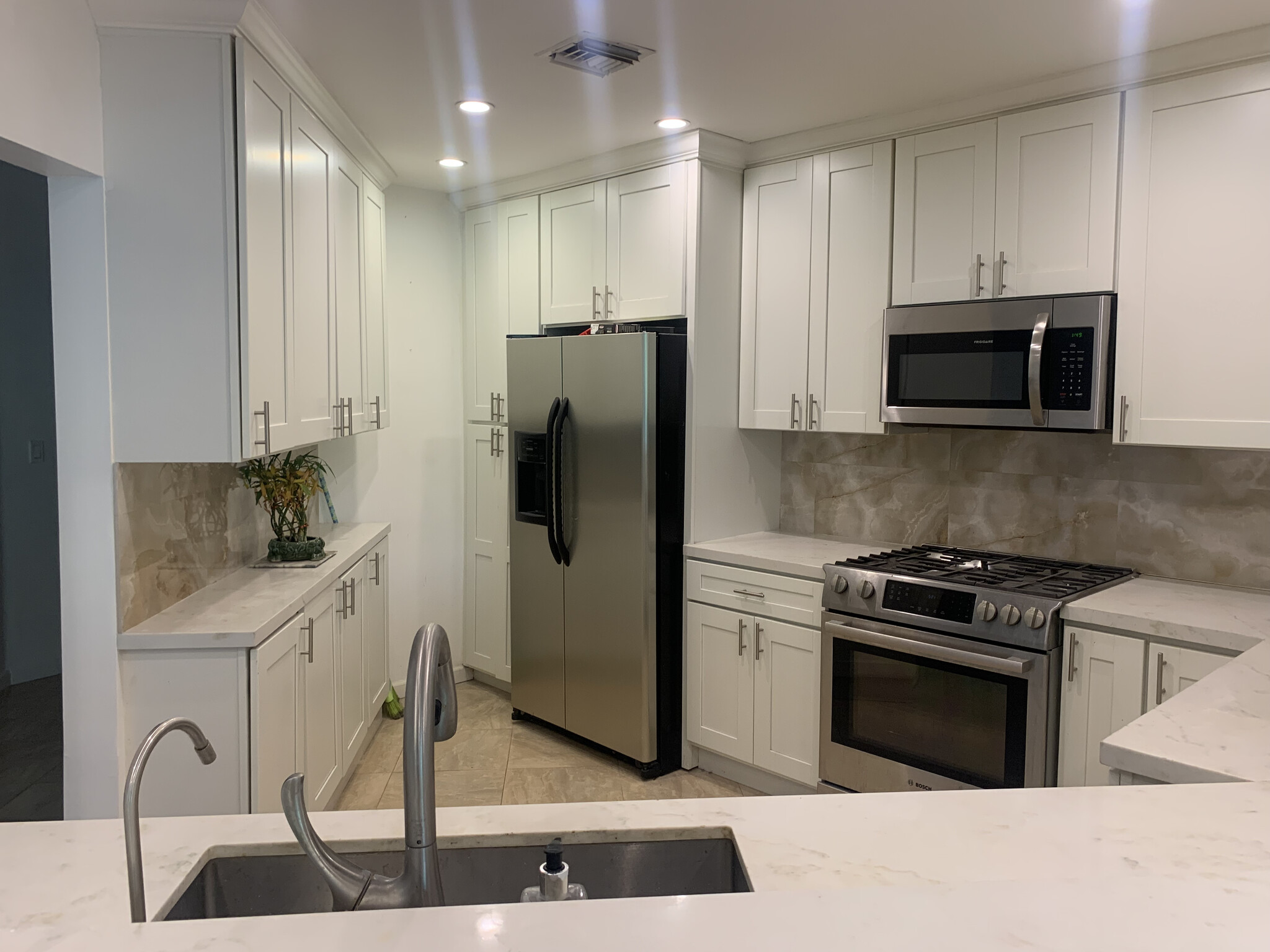 Building Photo - 458 N Oakhurst Dr