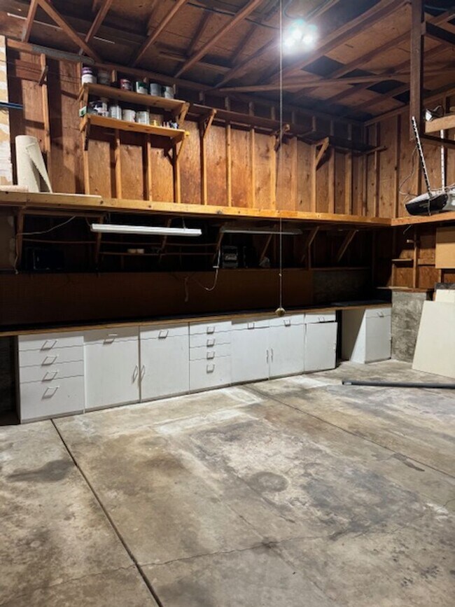 Building Photo - Lake Forest Estates Home Close to Shopping...