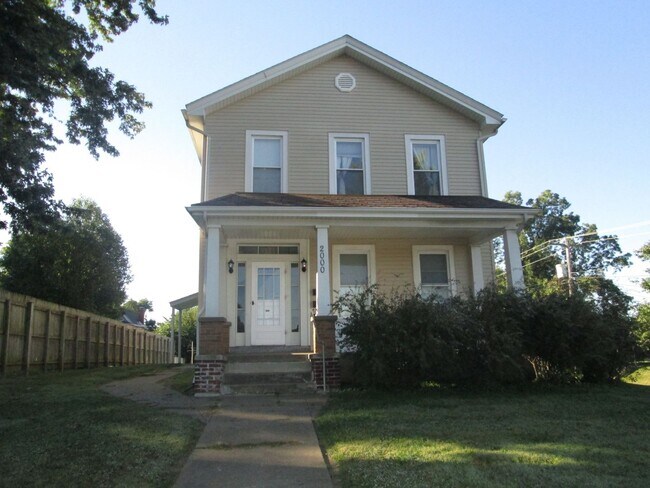 Building Photo - 2000 Oak St