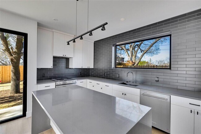 Building Photo - 1804 Sylvan Dr
