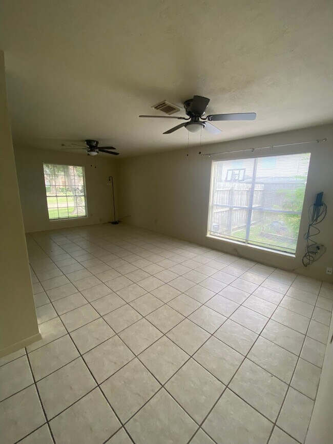 Building Photo - 8915 Weyburn Grove Dr