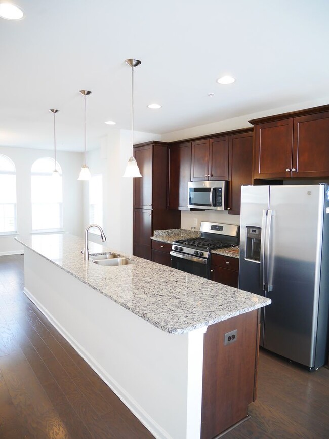 Building Photo - Stunning 3 Bedroom End Unit Townhome