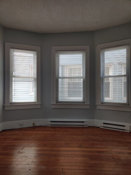 Building Photo - 915 W Elm St