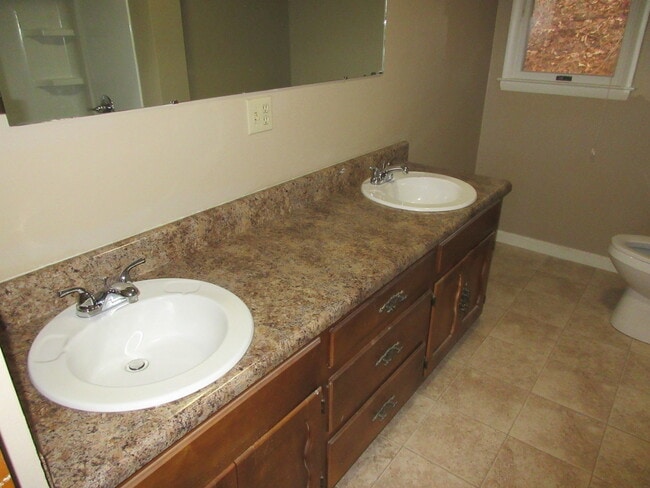 Building Photo - $1,780 - 3 Bedroom 1.5 Bathroom Unfurnishe...