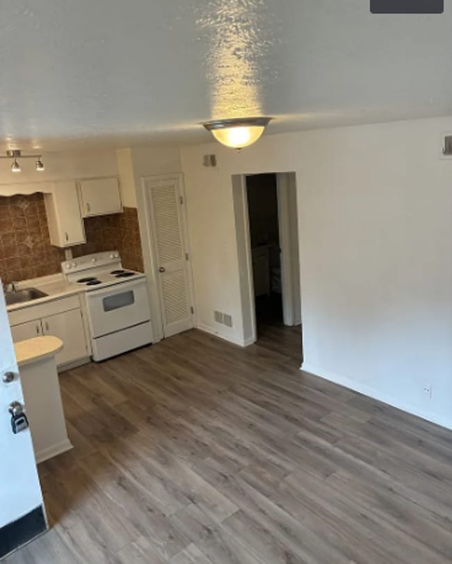 Building Photo - Pinecroft Apartments