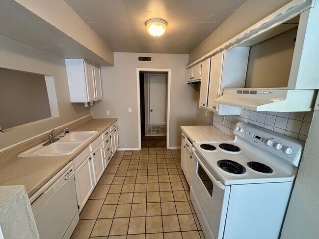 Building Photo - Three Bedroom Home in Tuttle! NEW PHOTOS C...