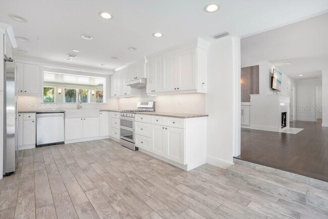 Building Photo - 812 East Blvd