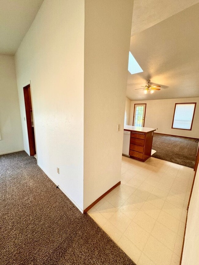 Building Photo - Gorgeous 3 Bed 2 Bath Home Near Shopping and Schools!