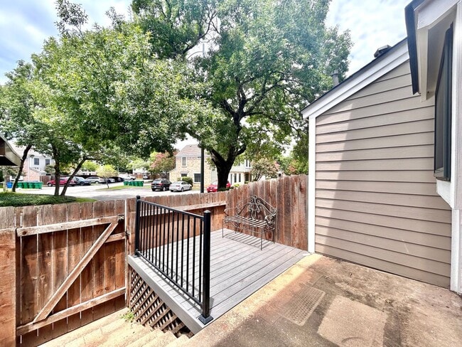 Building Photo - Lovely Rental with 2 Beds, 2.5 Baths & Spa...