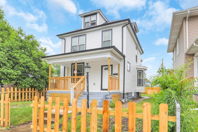 Building Photo - 282 S Cypress Ave