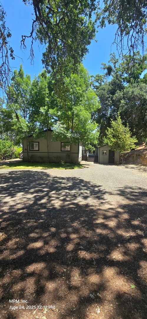Building Photo - Large 3 bedroom home in the country